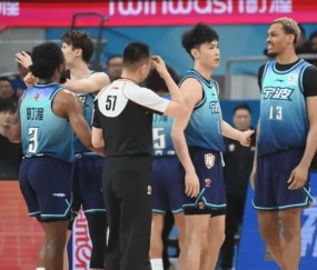 leyu小组-官方：宁波男篮现场观众向场内投掷烟盒杂物，核减经费3万元